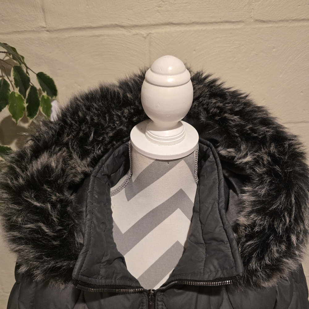 Women's Gray Quilted Puffer Jacket with Faux Fur Hood - Picture 3 of 15